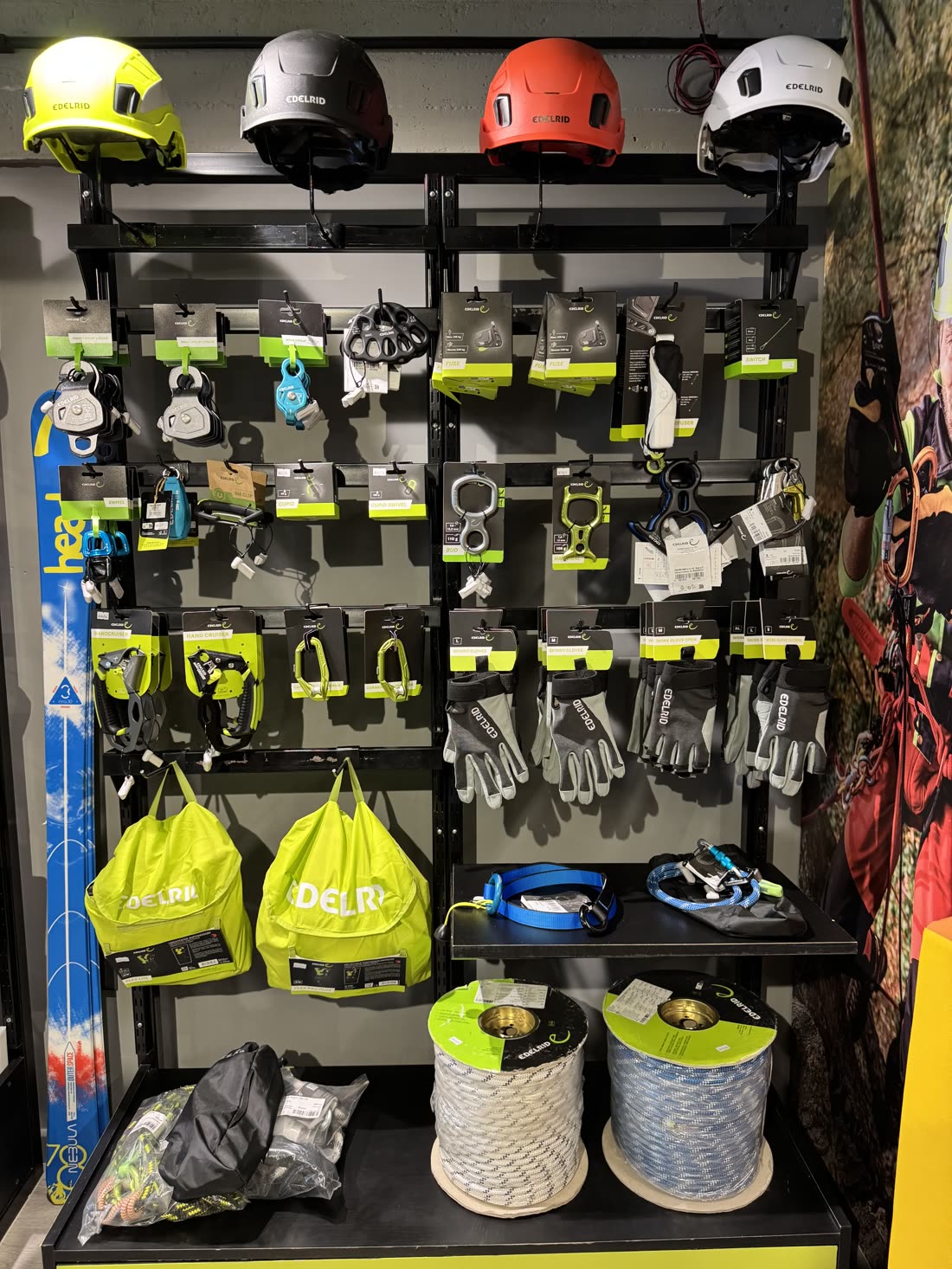 Pared de equipamiento homologado para trabajo en altura y acceso por cuerdas: cascos, poleas, mosquetones y cuerdas Edelrid